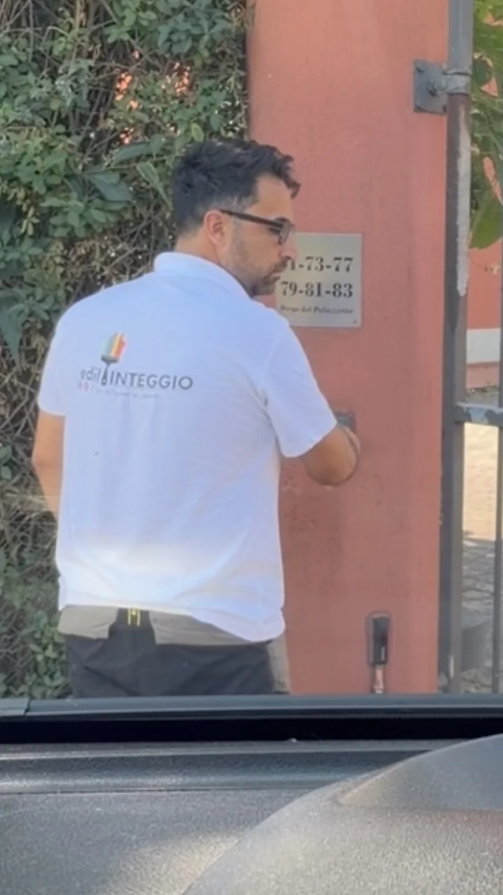 Domenico Manno di Edil Tinteggio durante una giornata di lavoro