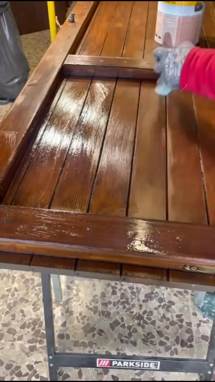 Scuro in legno durante il trattamento e la verniciatura