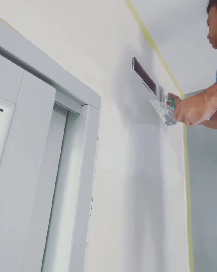 Parete interna durante la lavorazione spatolata